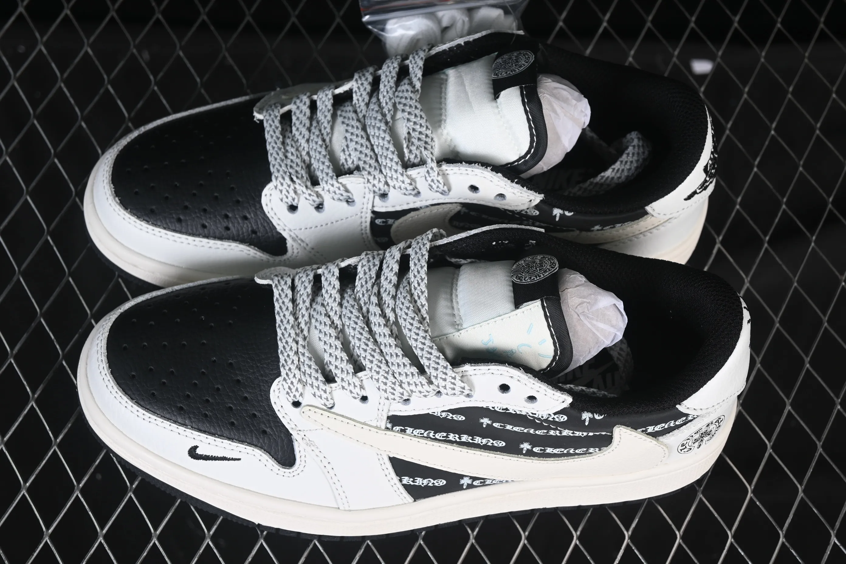 All categories Air Jordan Jordan series basketball shoes Air Jordan 1 Low high-end customized low-top sneakers Travis Scott x Fragment Design x Air Jordan 1 Low OG SP AJ1 Joe 1 Crow Heart joint black and white letters low-top cultural casual sneakers DZ5899-010
